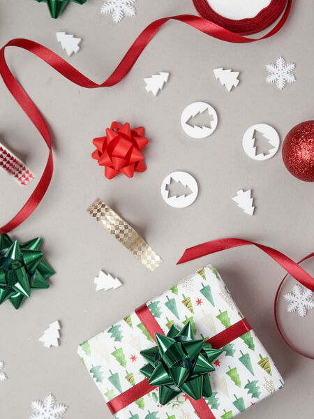 Quick Staff Training Tips For The Holidays Stay ahead of the season with pre-wrapped gifts for curbside pickup!