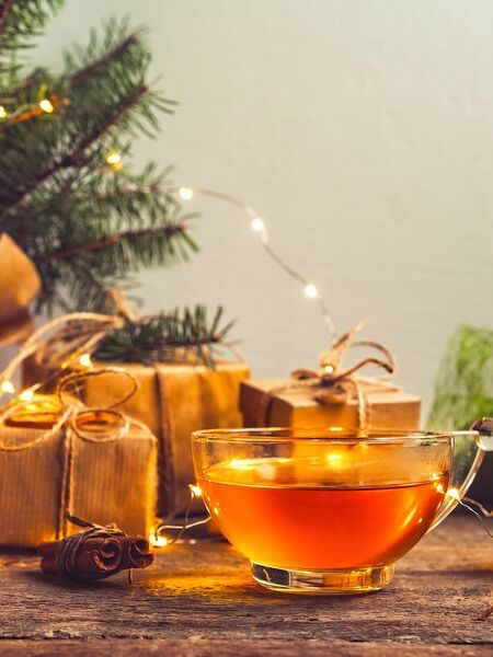 10 Ways to Fabulous Holiday Displays Sprigs of evergreen, fairy lights, and craft paper can make for inexpensive yet dazzling holiday displays.